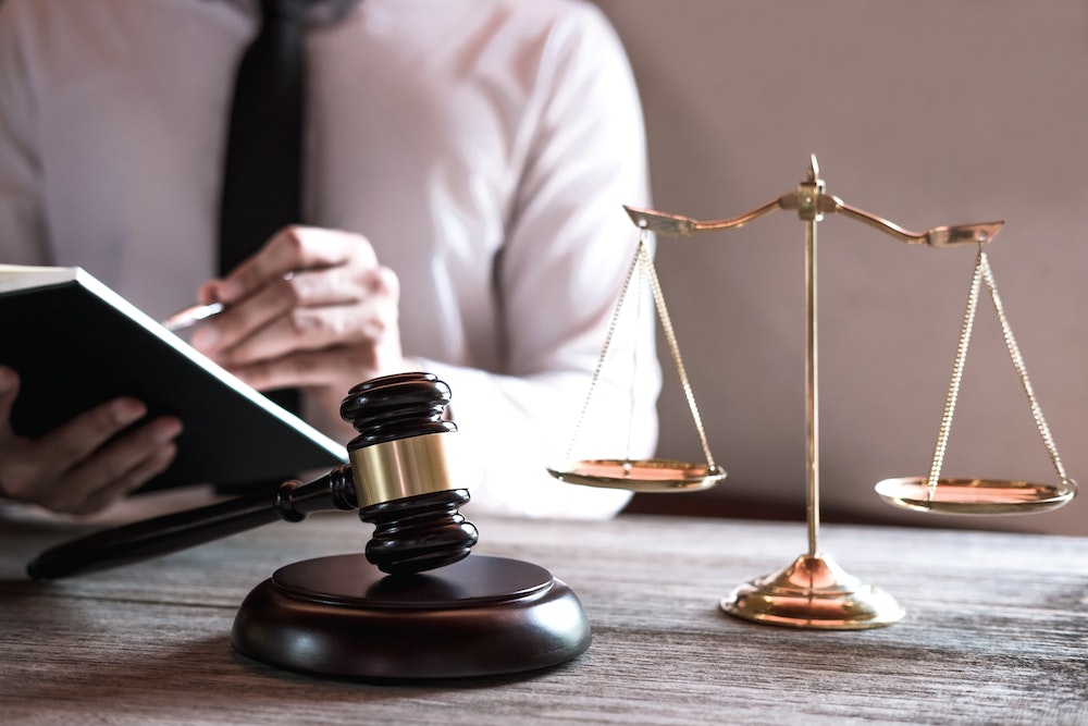 Comment l'expertise judiciaire influence-t-elle le droit du tourisme ?