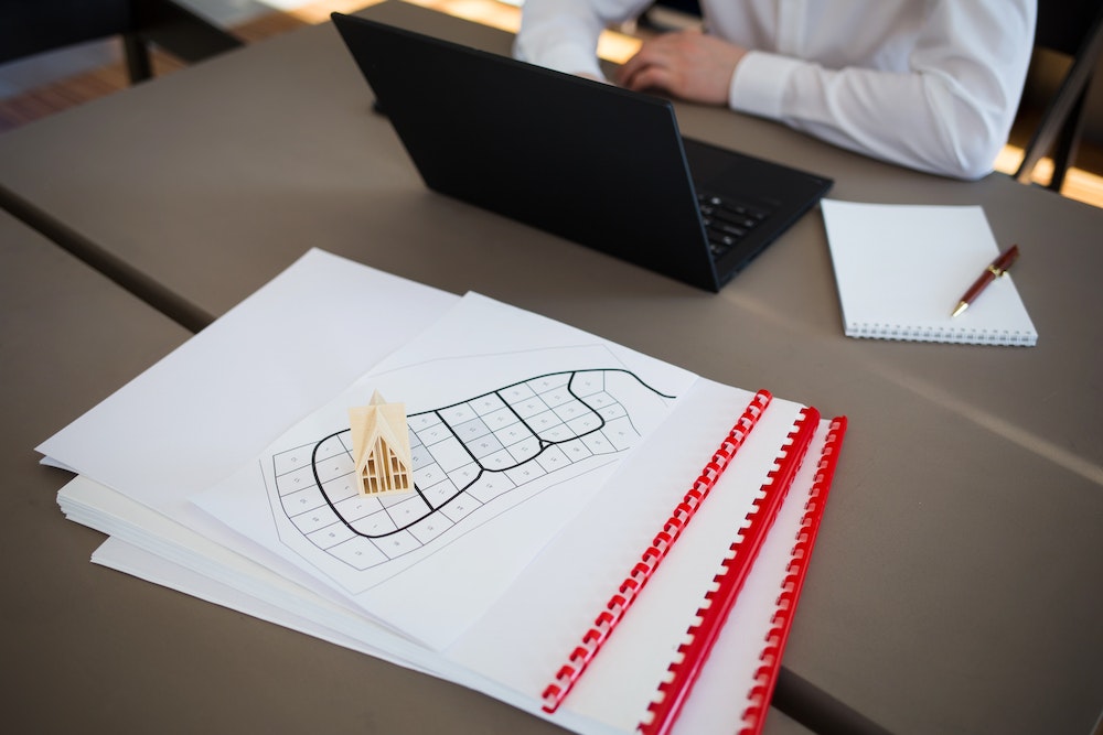 Comprendre le Contrat d'Achat Immobilier: Guide Juridique