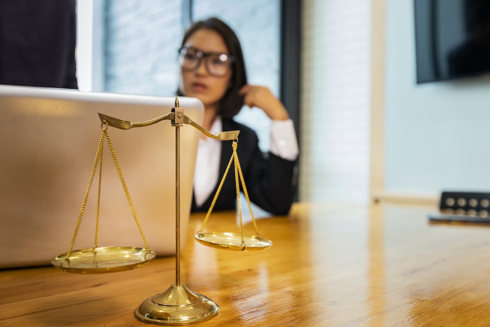 Pratiques commerciales douteuses: pourquoi et comment faire recours à un avocat?