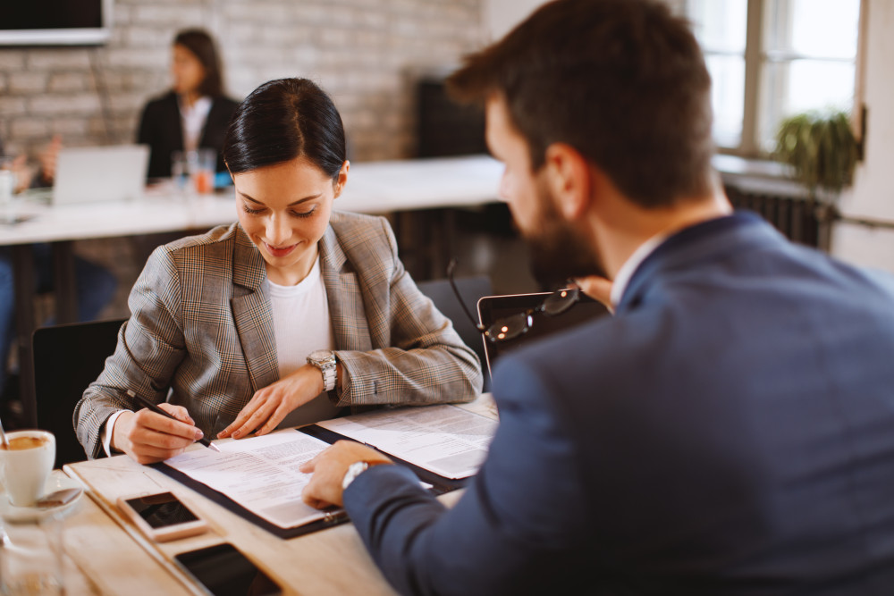 Caractéristiques et qualification du contrat de travail : une analyse approfondie